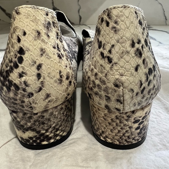 NWOT Snake print women’s leather loafers. - Picture 6 of 7
